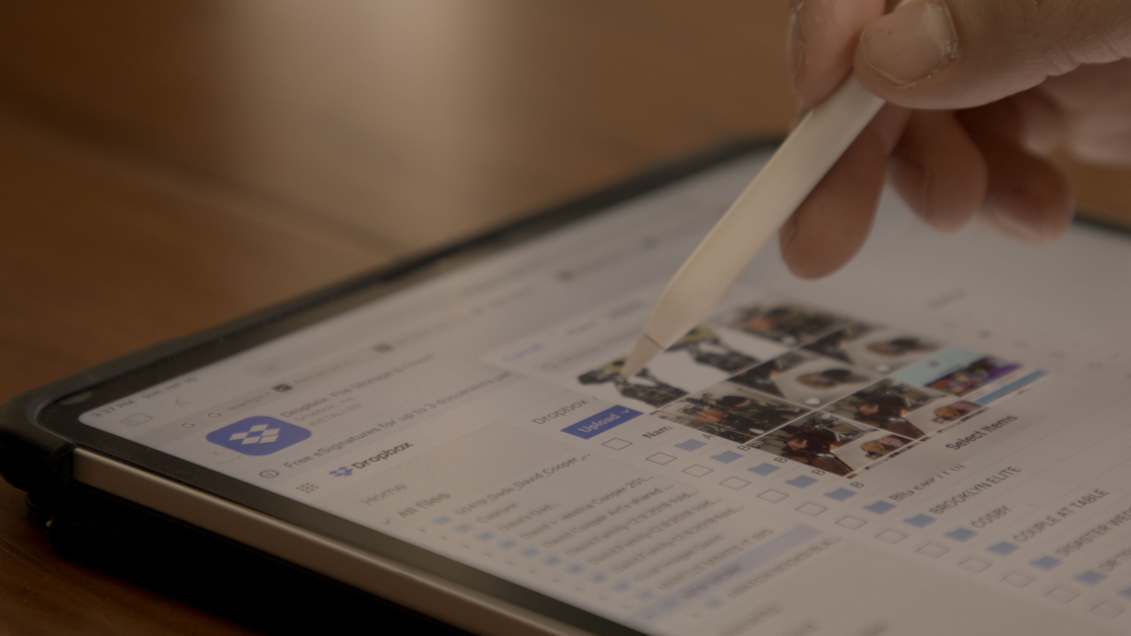 Segno di una penna digitale su un tablet all'interno della piattaforma Dropbox