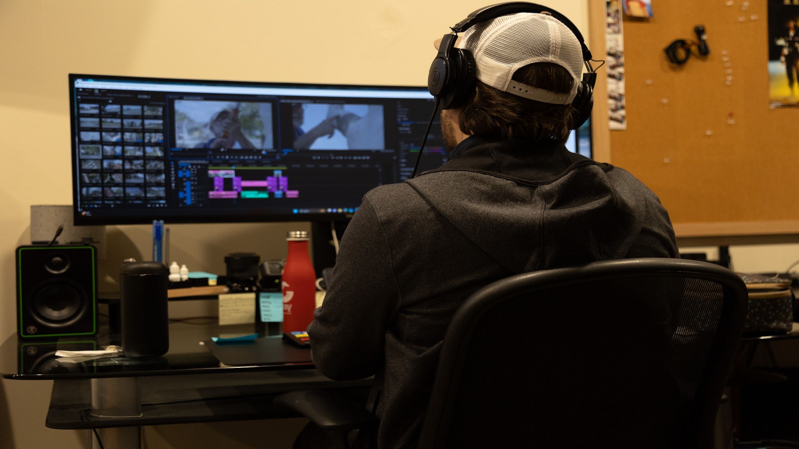 Persona editando un video en varias pantallas